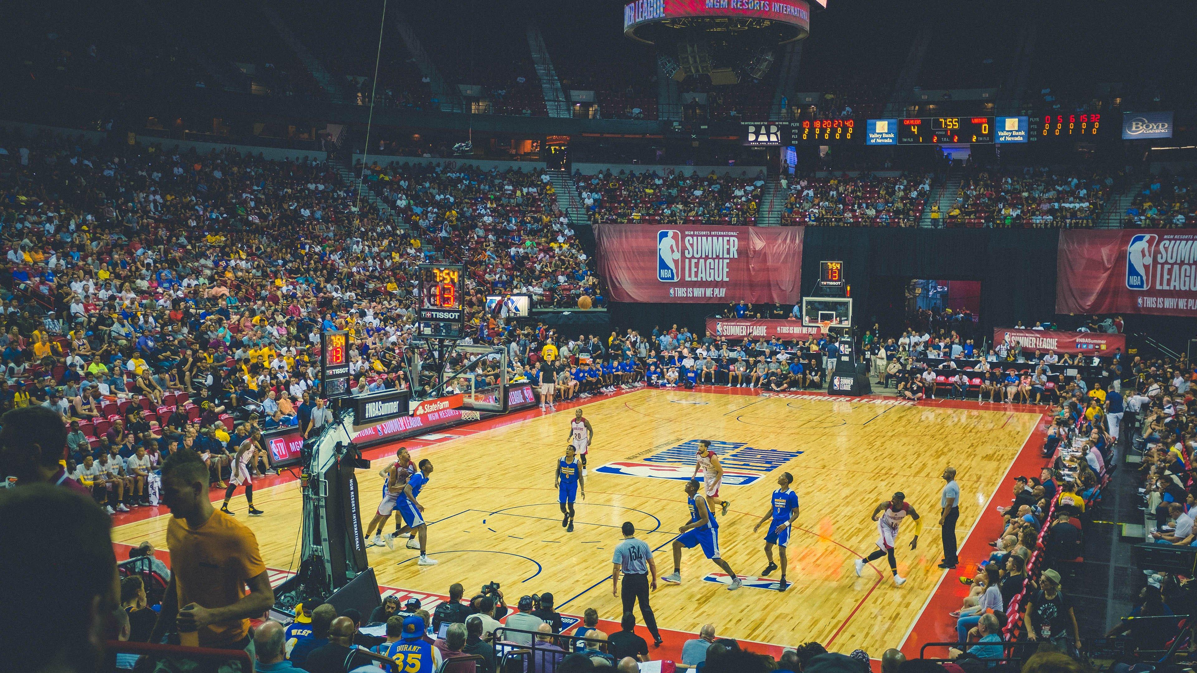 电竞圈风波再起，知名媒体抨击游戏巨头更新策略失当，玩家社区反响两极